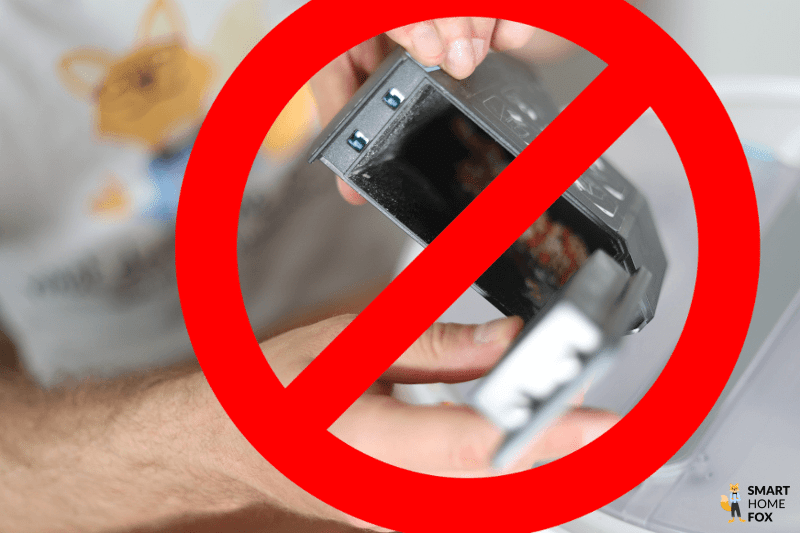 Ein Schaubild zeigt, dass der mobile Staubbehälter nicht mehr per Hand entleert werden muss.